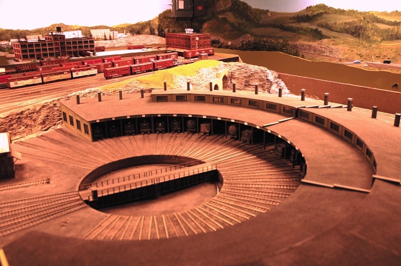 Large roundhouse The ModelRails Model Railroad and Toy Train Photo Archive
