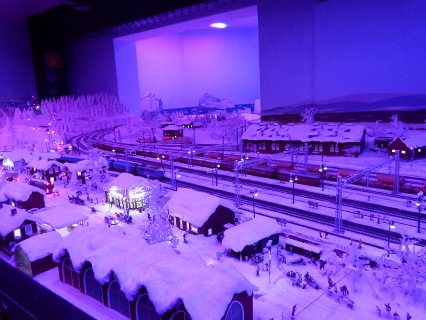 Night falls The ModelRails Model Railroad and Toy Train Photo Archive