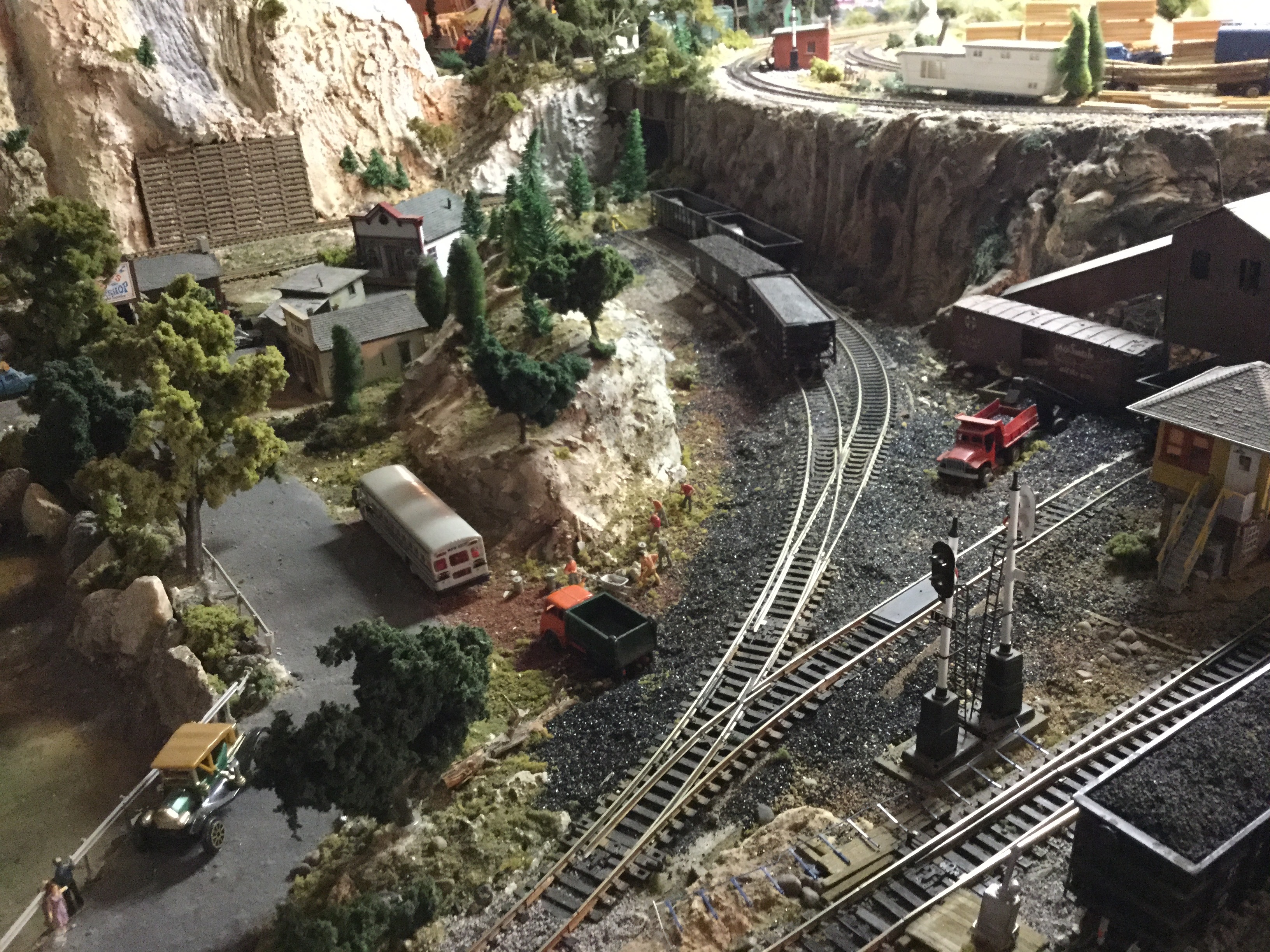 Ho train layout: The ModelRails Model Railroad and Toy Train Photo Archive